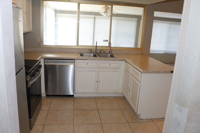 Kitchen - 2506 E Balboa Dr
