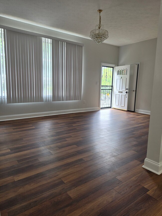 Foto del edificio - 5825 Lamont Dr