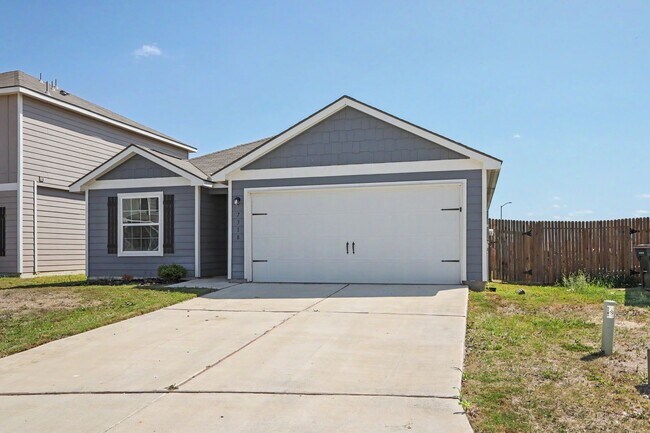 Foto del edificio - 3 Bed / 2 Bath in Luckey Ranch – Hardwood Floors + Fridge, W/D Included