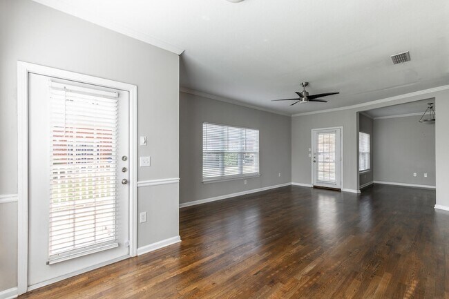 Foto del edificio - 6105 Regency Ct