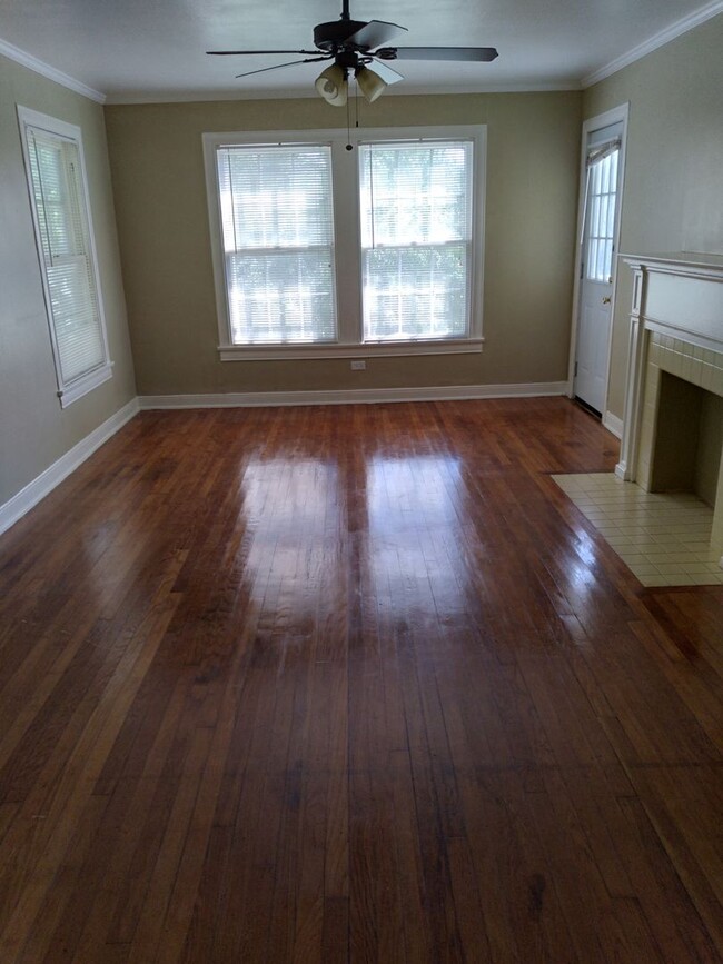 Building Photo - Large 2 bedroom