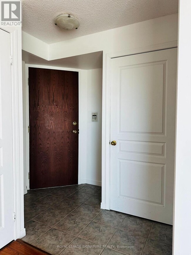 Photo du bâtiment - 2545 Erin Centre Blvd