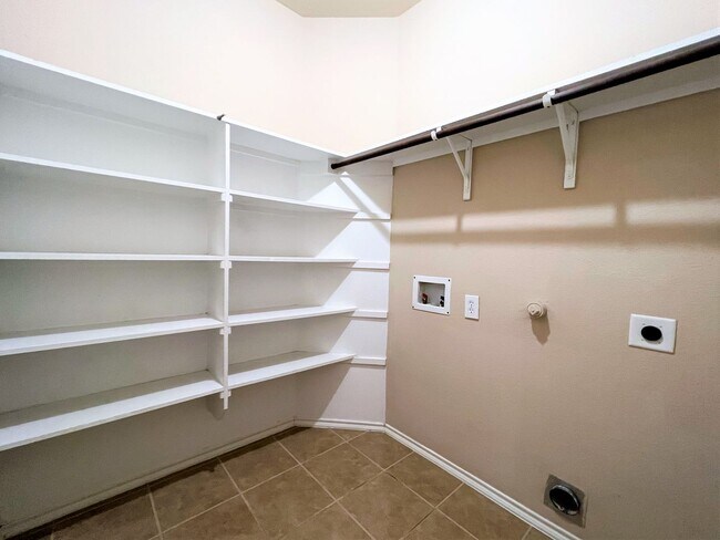 Building Photo - Beautiful 3 Bedroom