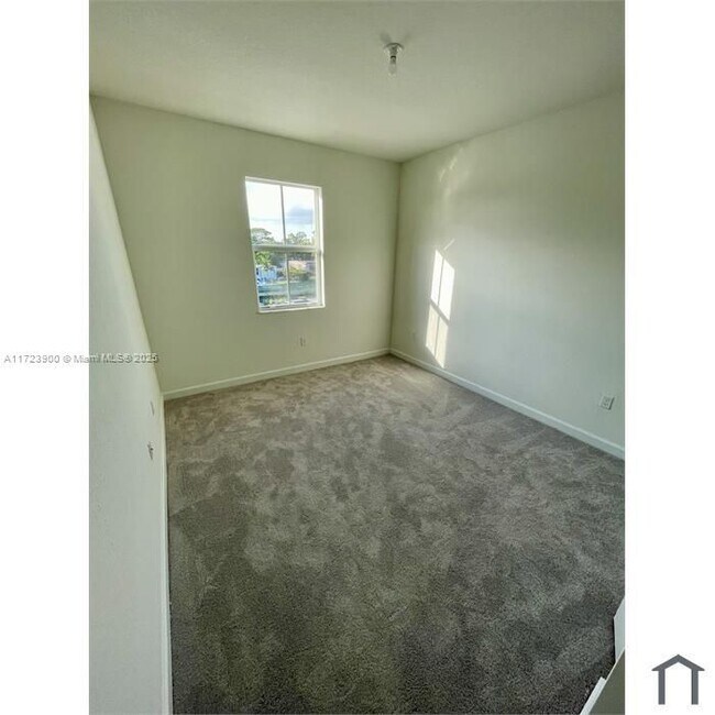 Foto del edificio - 2663 SE 28th St