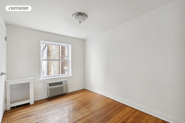 Building Photo - 5 Minetta St