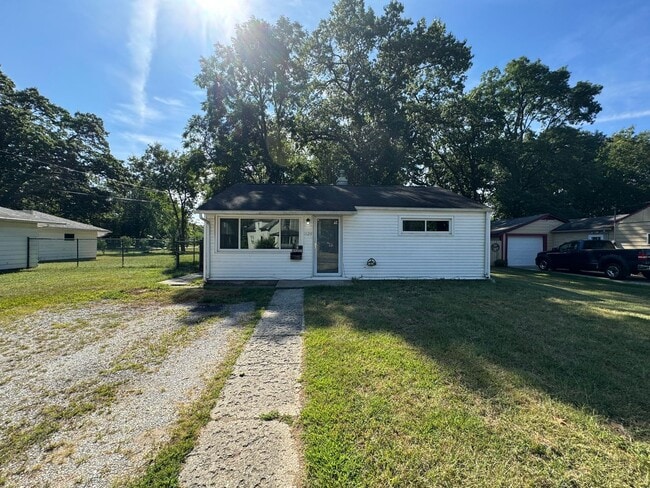 Building Photo - 2 bed, 1 bath Home in Elkhart IN   ACCEPTING SECTION 8
