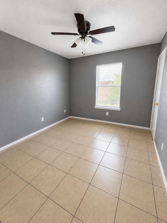 Building Photo - 1704 Spring Rose Cir