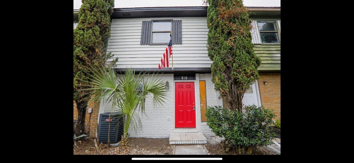 Foto principal - 619 Sandalwood Dr