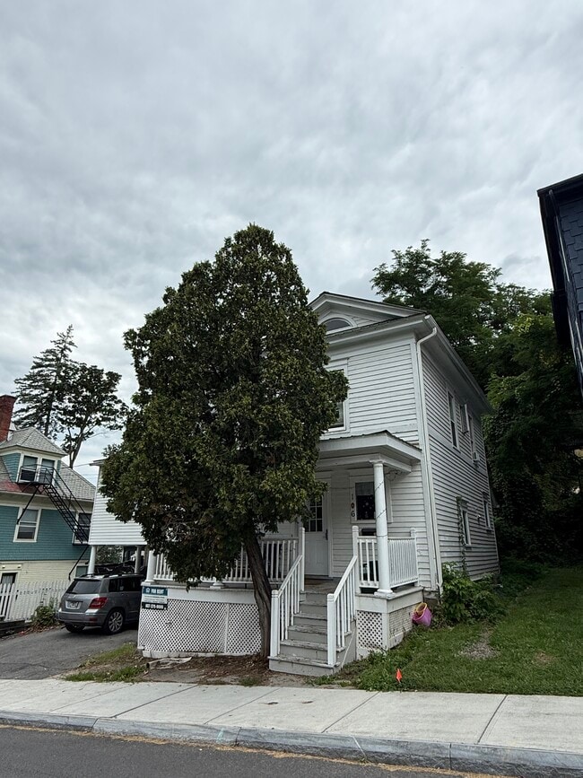 Building Photo - 106 Catherine St
