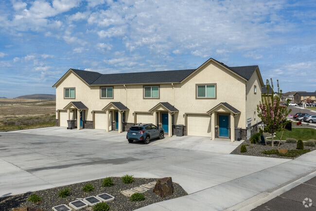 Building Photo - West Vine Townhomes