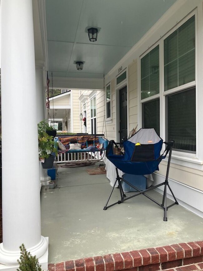 Building Photo - Fully Furnished: Stunning 3 - Bedroom 2.5 ...