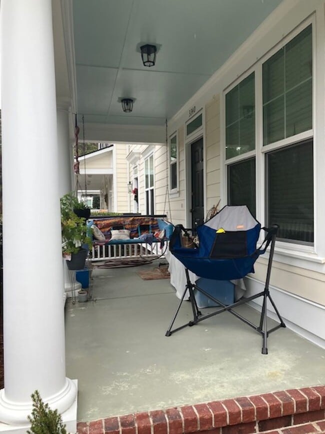 Photo - Fully Furnished: Stunning 3 - Bedroom 2.5 ... House