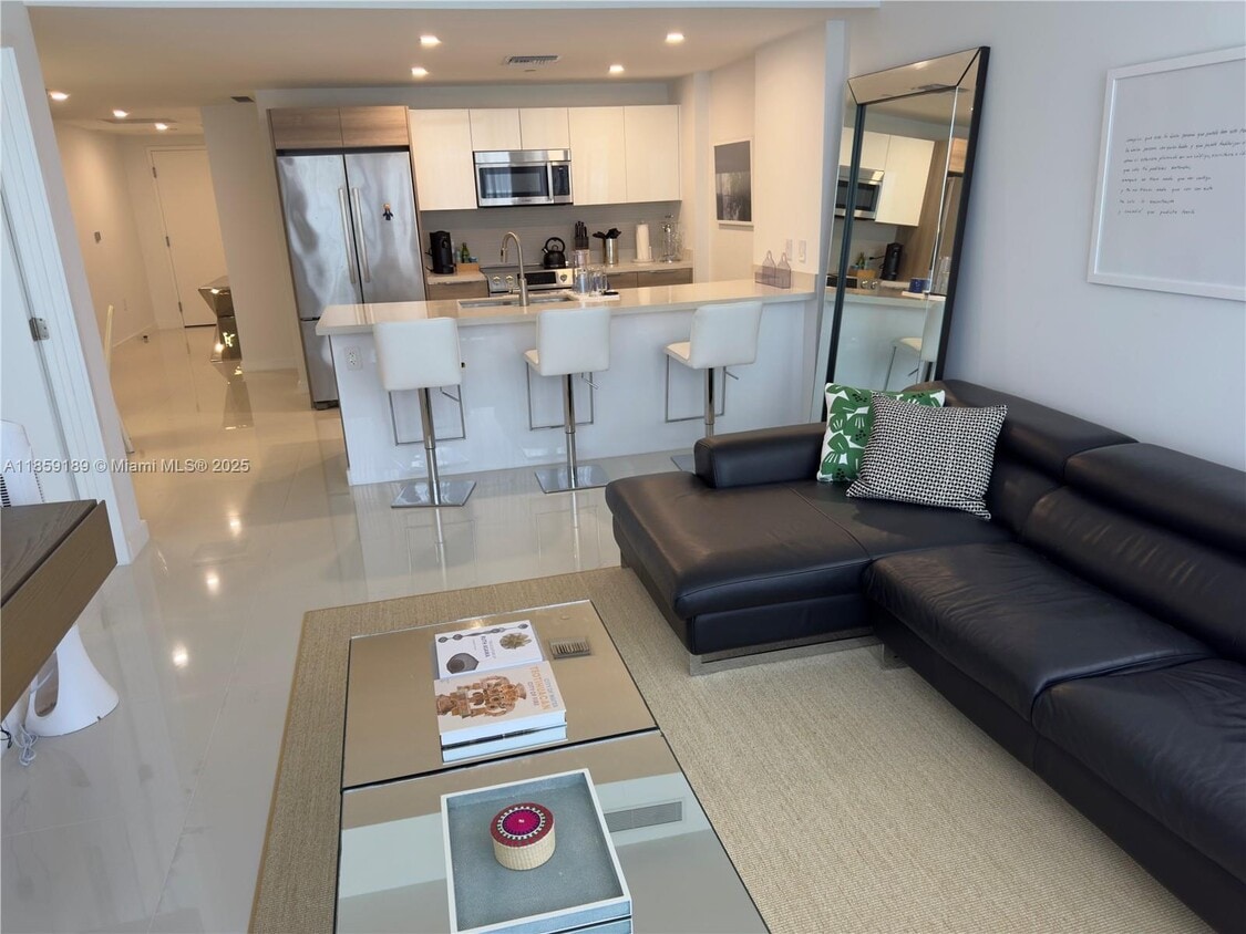 Foto principal - 9940 W Bay Harbor Dr