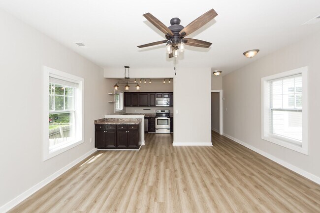 Building Photo - 3 Bedroom 2 Bath Home in Charleston Farms ...