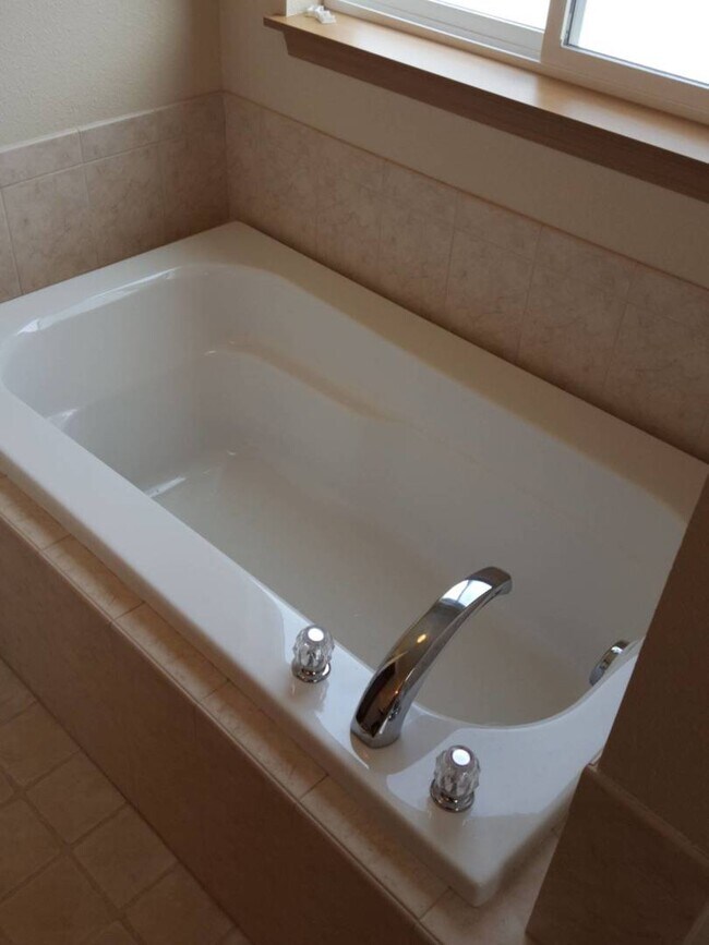 Foto del edificio - Application Pending - Nicely Renewed 4 bed 2.5 bath 2,050 sqft Home for Rent