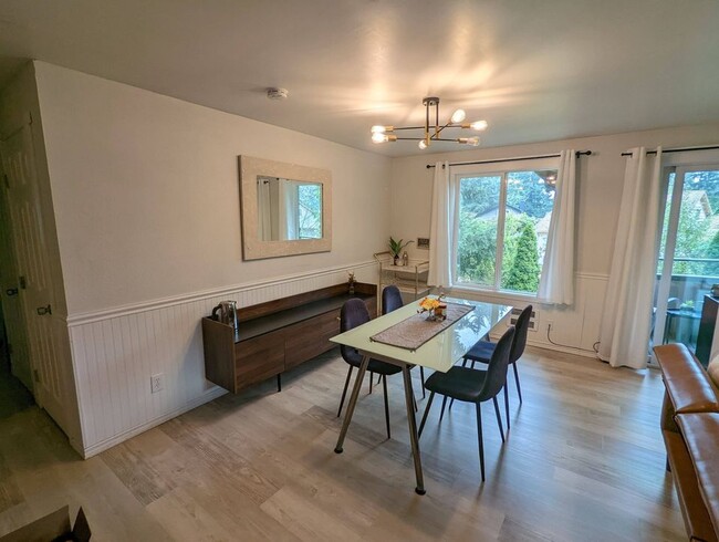 Dining Area - 14040 Juanita Dr NE
