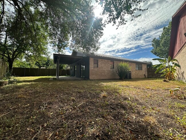 Building Photo - 517 Versailles St