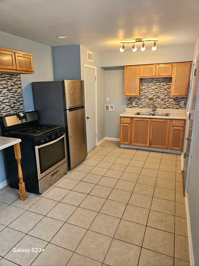Building Photo - Great 3 bedroom home