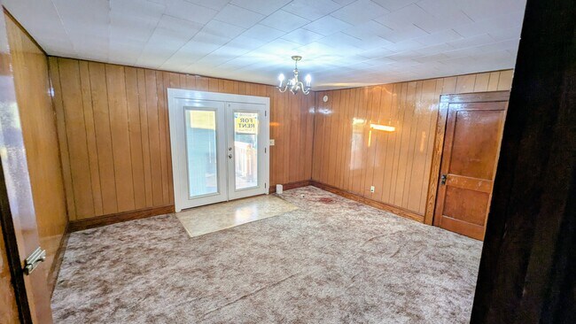 Livingroom Pic 1 - 1034 W Summer St