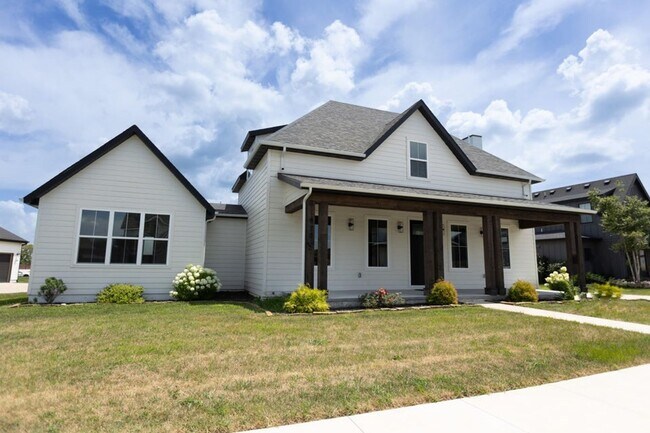 Foto del edificio - Executive Property located in Republic with a "furnished option" Don't miss this showstopper!!