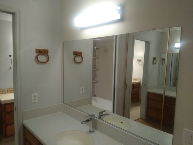 Foto del edificio - 123 Flynn Ave