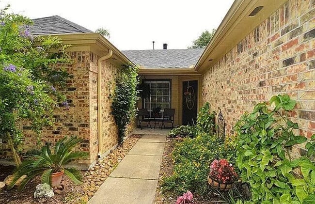 Foto del edificio - 4823 Pecan Grove Dr