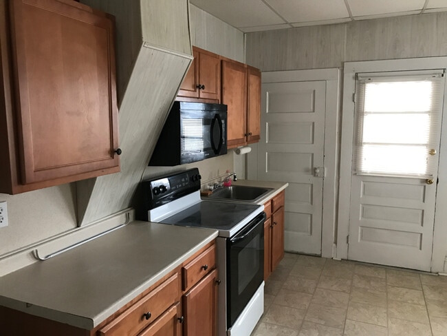 Building Photo - 130 Mooney St