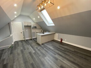 Building Photo - 129 Emerald St S