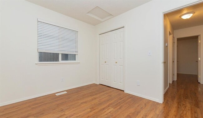 Building Photo - Welcome to this spacious 5-bedroom, 2-bathroom home in Nampa, ID