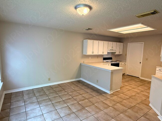 Building Photo - 7655 Heathridge