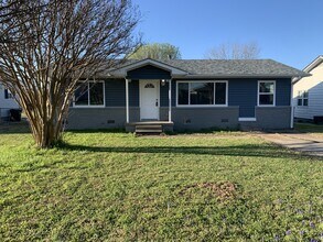 Building Photo - 807 Charles