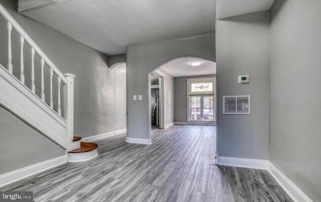 Building Photo - 530 N Linwood Ave