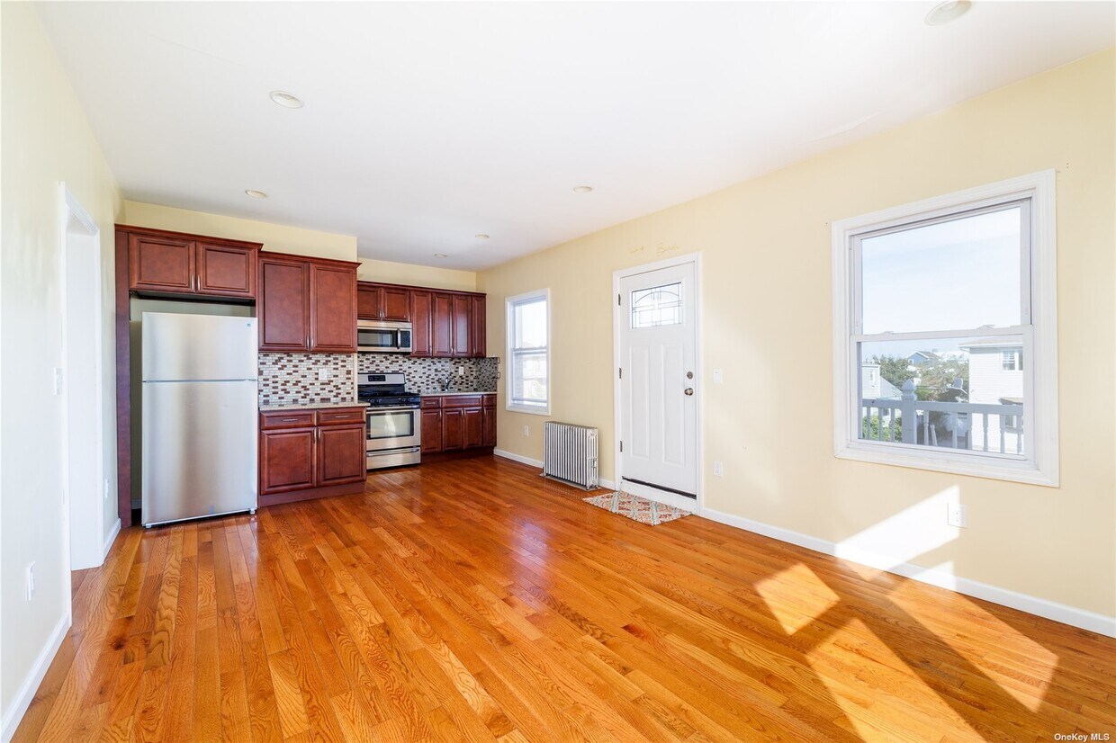 Primary Photo - 128 W Market St