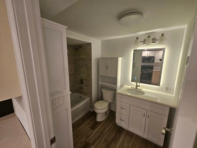 Building Photo - fully renovated 2 bed 1 bath garden unit t...
