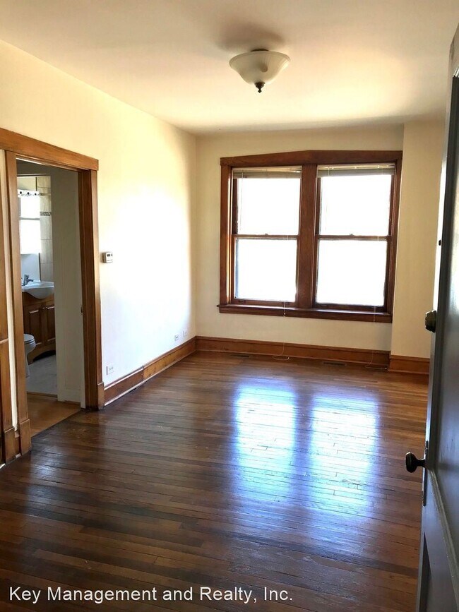 Foto del edificio - 2116 N Oakley Ave