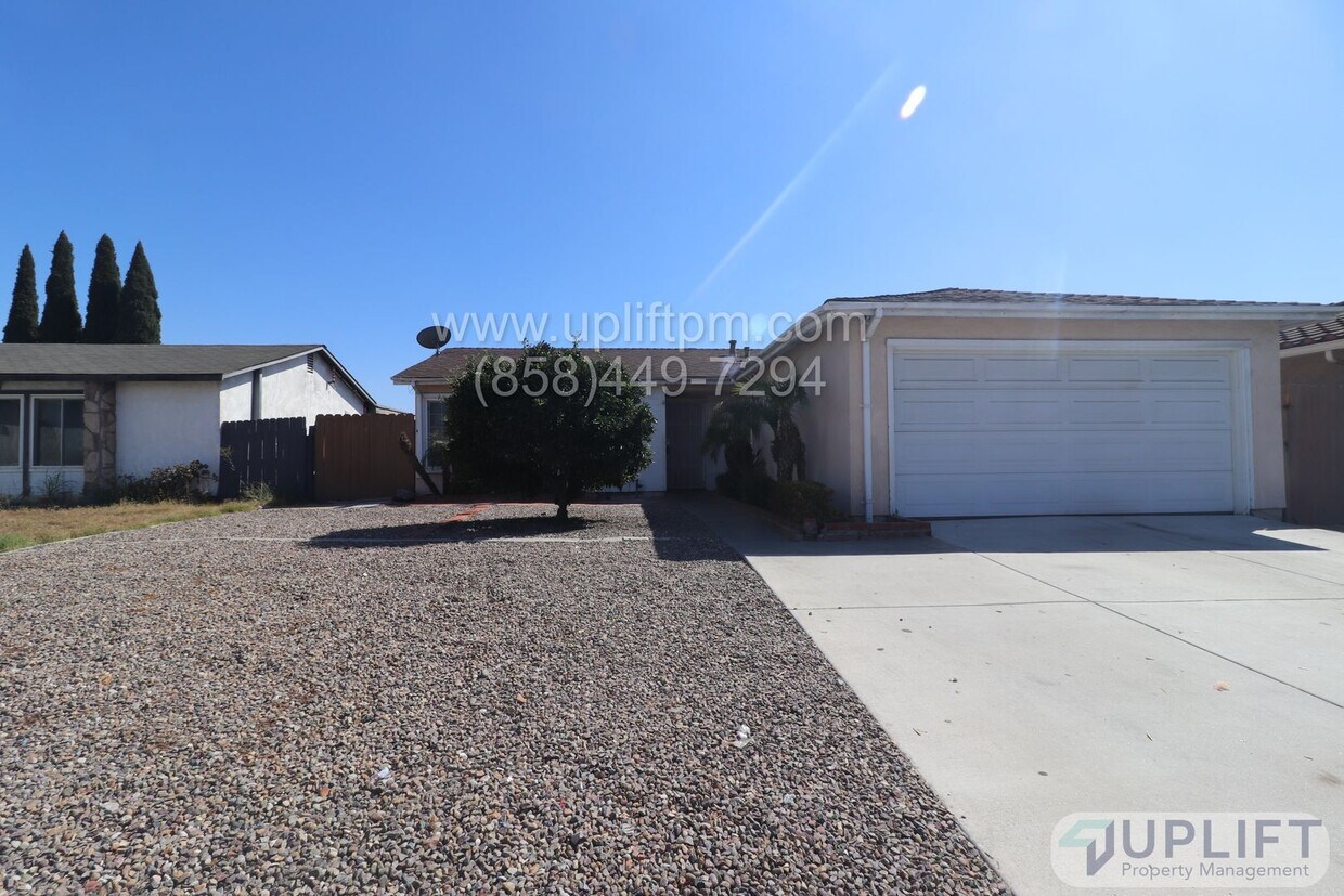 Foto principal - 4 Bedroom 2 Bath Home in the Heart of Mira...