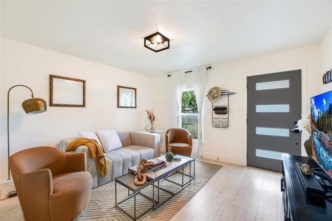 Foto del edificio - 805 Eberhart Ln