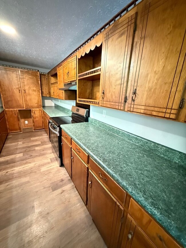 Building Photo - 3 BR 2 Bath Brick home