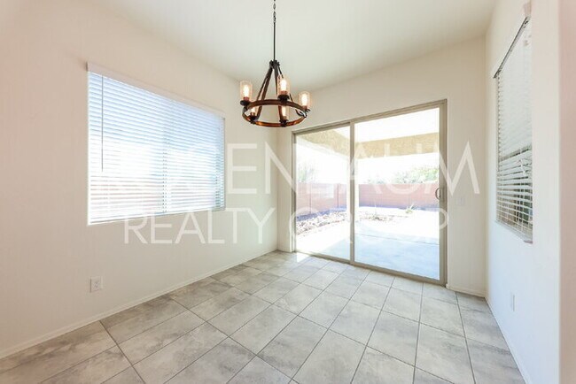 Foto del edificio - Stunning 4-bedrooms, 3-baths home in the h...