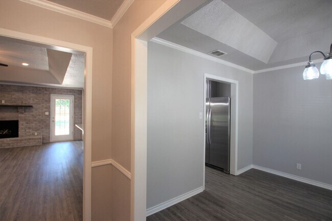 Building Photo - Stunning 4 bedroom 2 bath remodel near UT ...