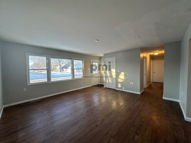 Foto del edificio - 333 Midway Dr