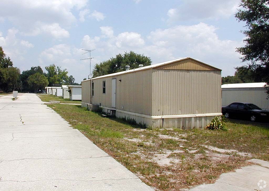 Oak Meadow Mobile Home Park Apartments in Lakeland, FL
