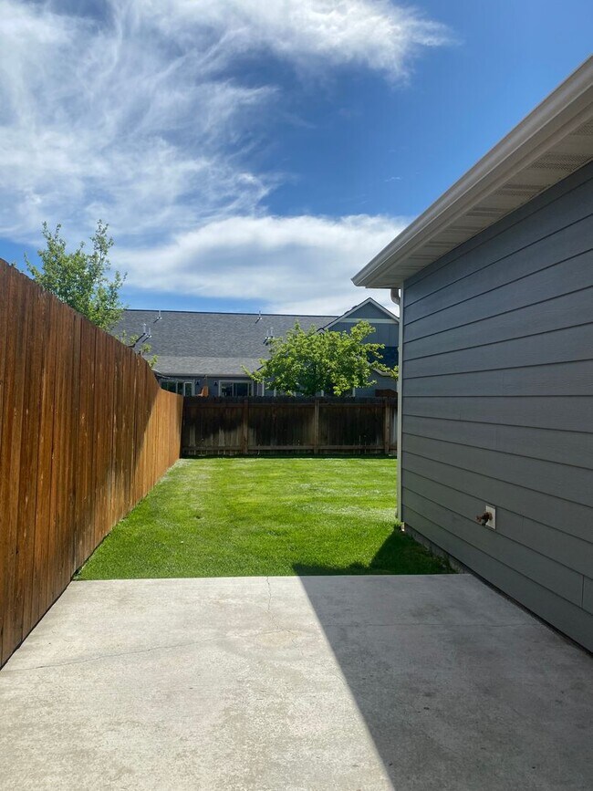 Building Photo - Spacious, clean, 3 Bedroom in Four Corners