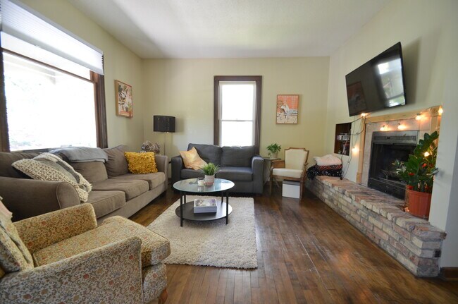 Family Rm - 2631 Bryant Ave So.
