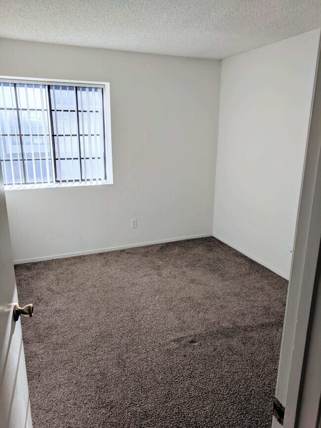 Foto del edificio - 8151 Lampson Ave