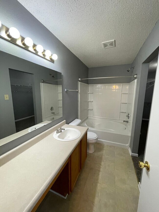 Foto del edificio - 843 Streamside Dr