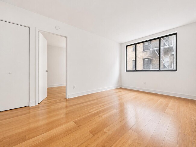 Foto del edificio - 323 W 96th St