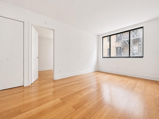 Building Photo - 323 W 96th St
