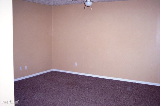 Building Photo - 286 Elmwood Dr