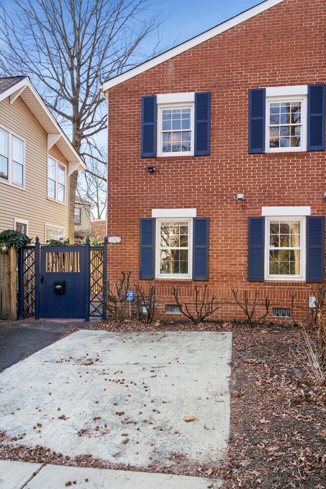 Old Town charm with modern amenities - 1020 Powhatan St